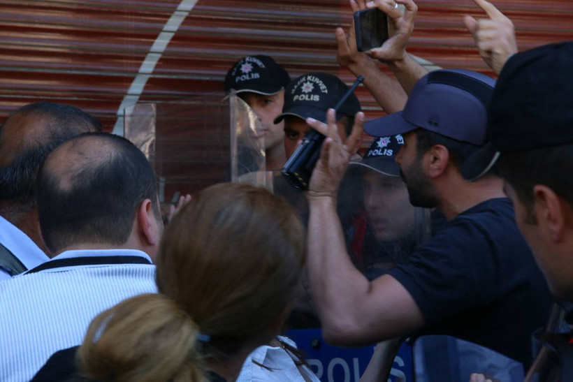 Hakkari'de halk, iradesi için ayakta: Akış'a verilen ceza sonrası yapılan yürüyüş objektiflere böyle yansıdı - Resim: 6